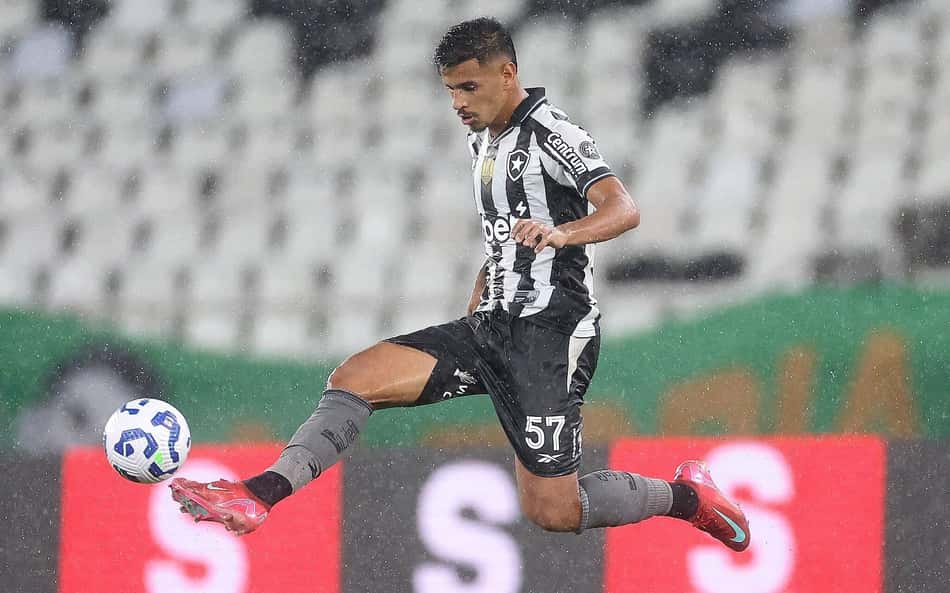 David Ricardo vive melhor fase pelo Botafogo e se firma como titular
