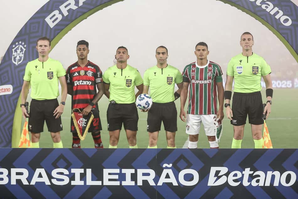 Capitães de Flamengo e Fluminense antes do clássico no Brasileirão (Foto: LUCAS MERÇON / FLUMINENSE F.C.)