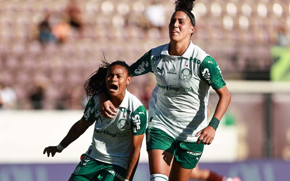 Tainá Maranhão e Amanda Gutierres comemoram título do Palmeiras. (Foto: Rebeca Reis/Staff Images Woman/CBF)