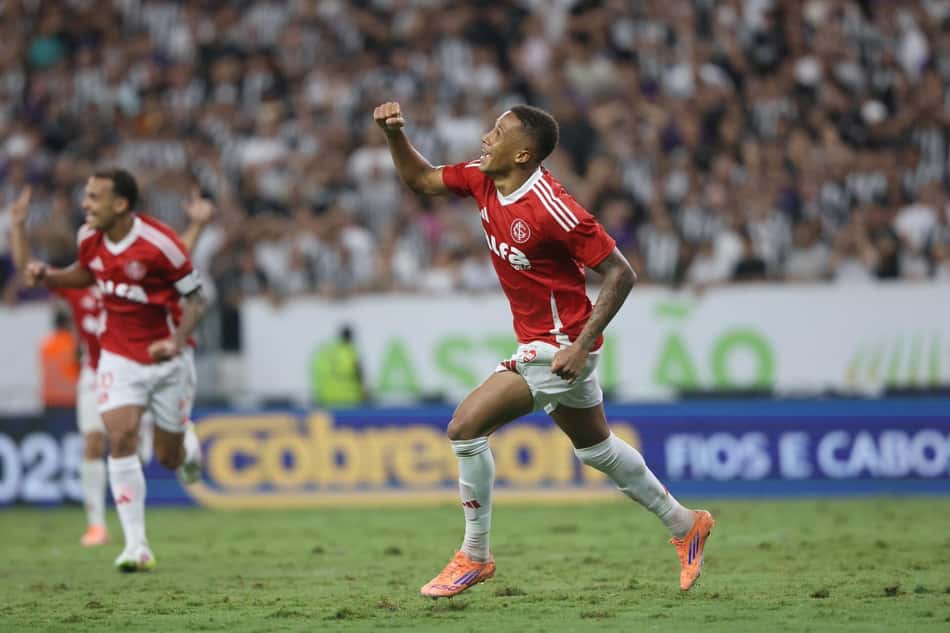 Vitinho comemora gol do Internacional