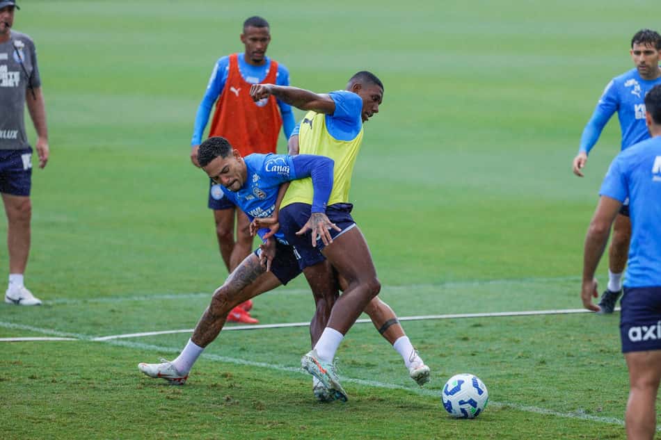 Kanu e Gilberto trabalham com bola no CT Evaristo de Macedo (Foto: Rafael Rodrigues / EC Bahia)