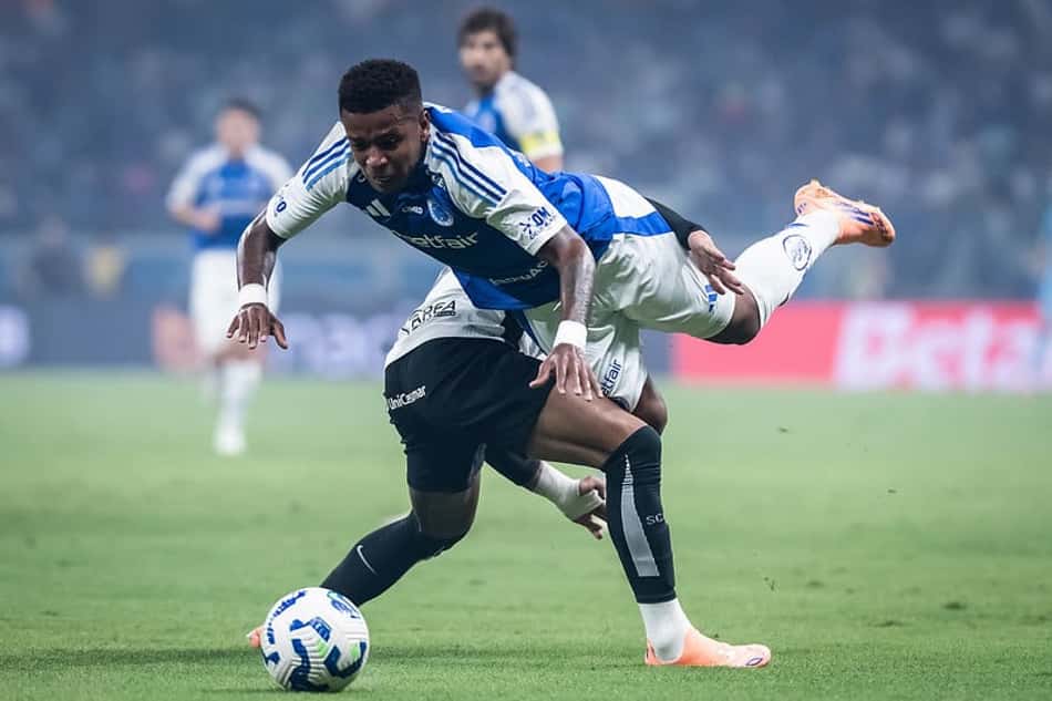 Equatoriano Arroyo, do Cruzeiro, deu trabalho a Matheuzinho, do Corinthians (Foto: Gustavo Aleixo/Cruzeiro)