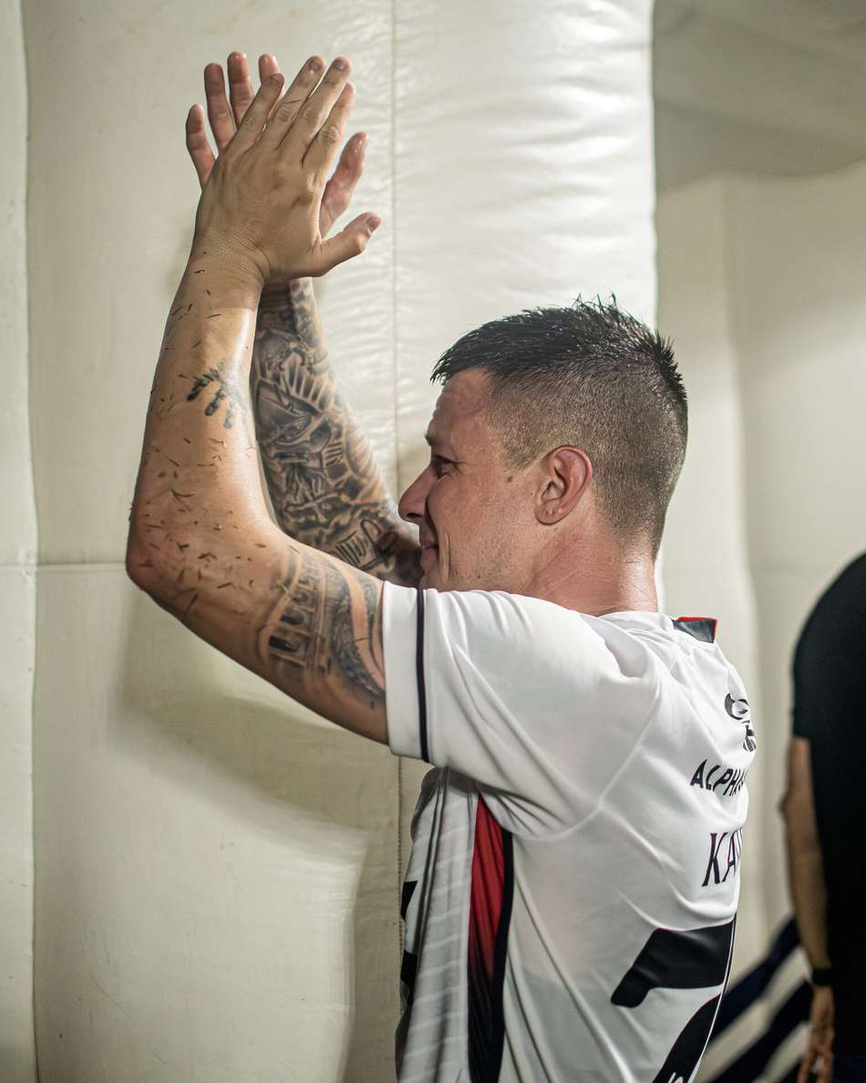 Kayzer chora de emoção ao deixar o gramado da Ilha do Retiro (Foto: Victor Ferreira / EC Vitória)