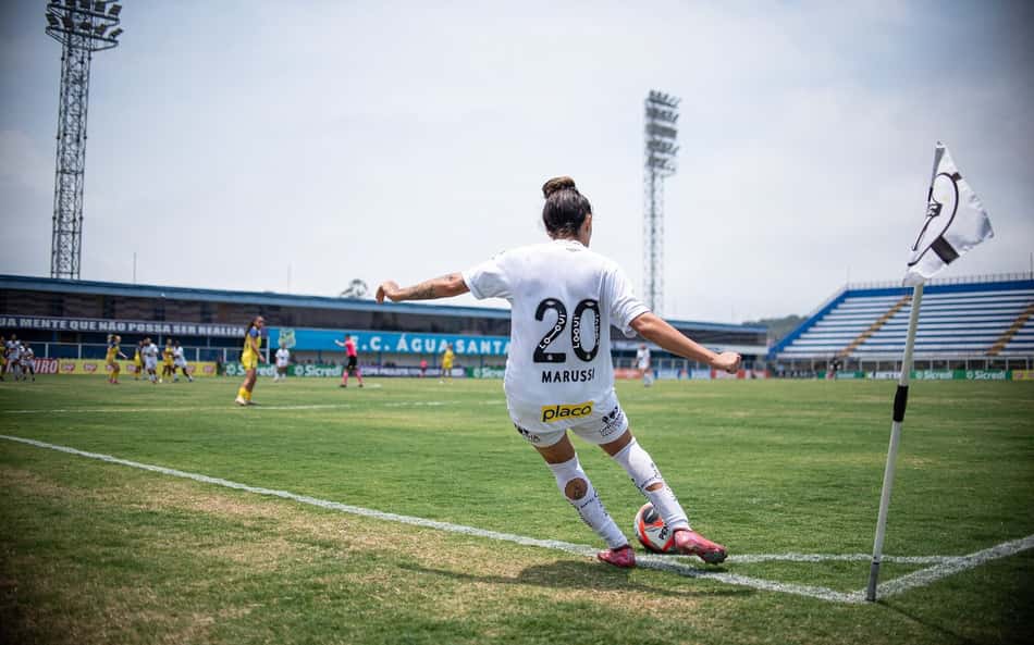 Jogadora do Santos cobrando escanteio. (Foto: Ronaldo Barreto/Ag.Paulistão)