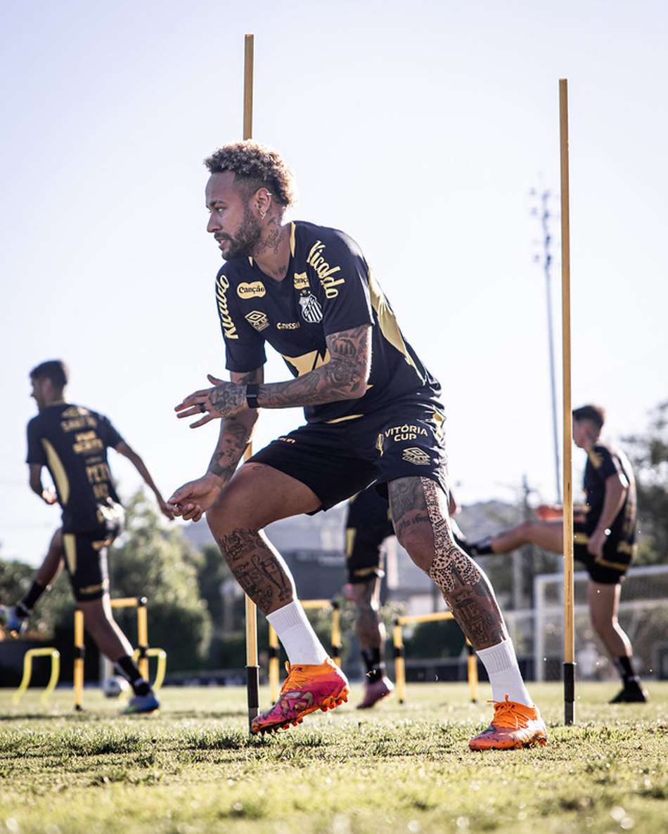 Neymar treina com o elenco no CT Rei Pelé. (Foto: Raul Baretta/ Santos FC)