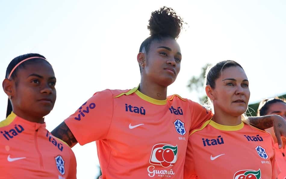 Tainá Maranhão, Tarciane e Gabi Zanotti durante treino da Seleção Brasileira feminina na Espanha. (Lívia Villas Boas / CBF)