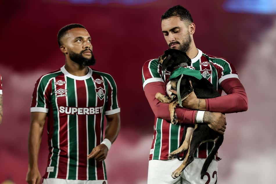 Samuel Xavier, sem cachorro, e Freytes, com cachorro, antes de Fluminense x São Paulo (FOTO: LUCAS MERÇON / FLUMINENSE F.C)
