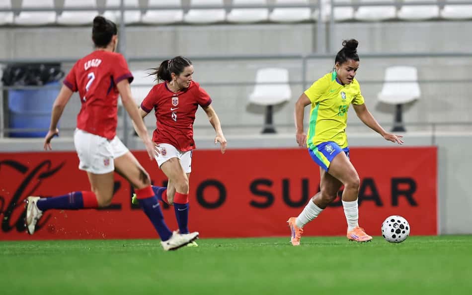 Isabela conduz bola em Brasil x Noruega. (Foto: Lívia Villas Boas / CBF)