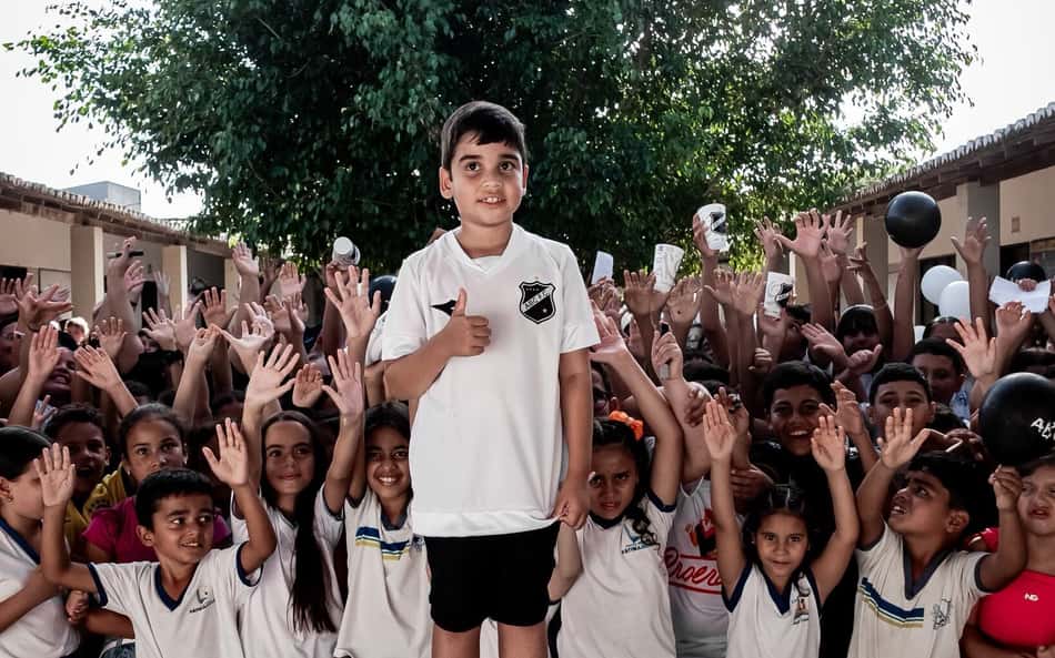 ABC homenageia criança que viralizou como único torcedor do clube em escola