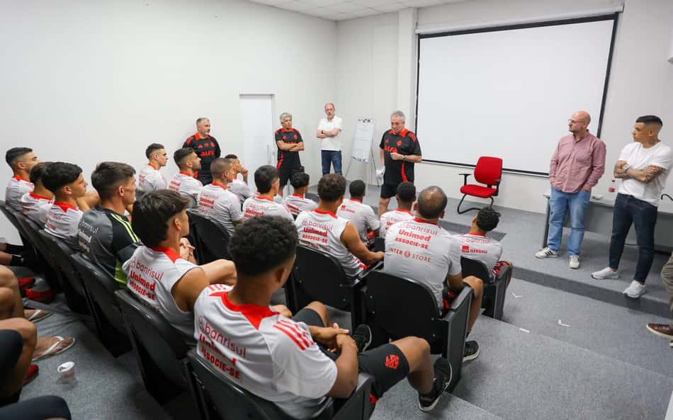Abel Braga sendo apresentado aos jogadores do Internacional