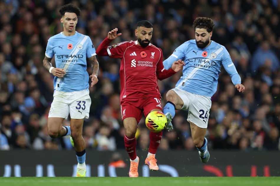 Mohamed Salah e Gvardiol disputam bola em Manchester City x Liverpool na Premier League (Foto: Darren Staples / AFP)