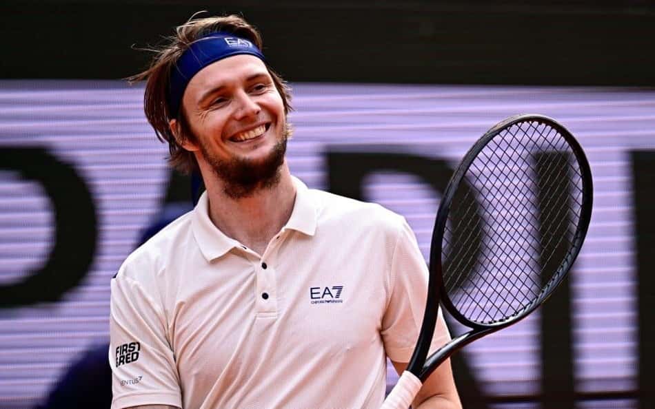 O cazaque Alexander Bublik sorri na derrota para o italiano Jannik Sinner em Roland Garros (Foto: JULIEN DE ROSA / AFP)