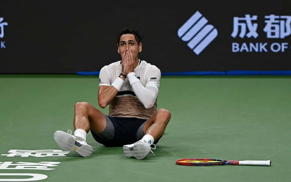 A emoção do chileno Alejandro Tabilo com o título de Chengdu (Foto: AFP) / China OUT / CHINA OUT)