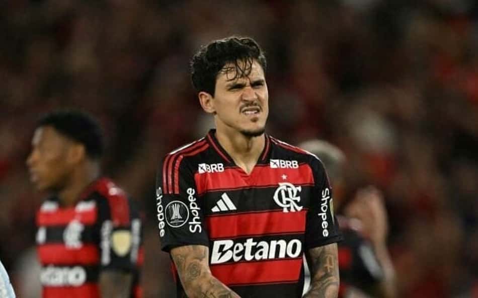 Pedro segurando a mão fraturada em Flamengo x Racing