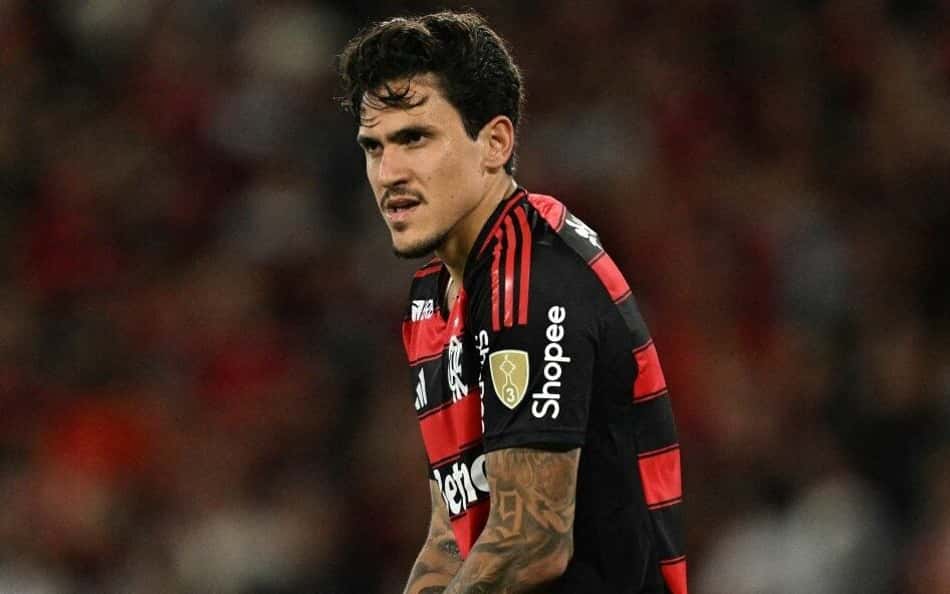 Pedro segurando a mão fraturada em Flamengo x Racing