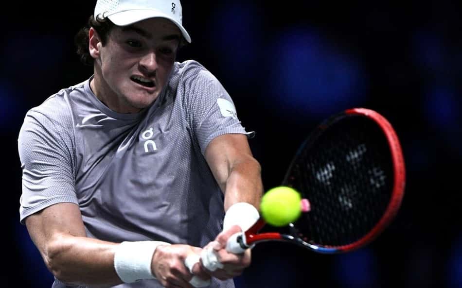 João Fonseca devolve de backhand na partida contra o russo Karen Khachanov na segunda rodada de Paris (Foto: JULIEN DE ROSA / AFP)