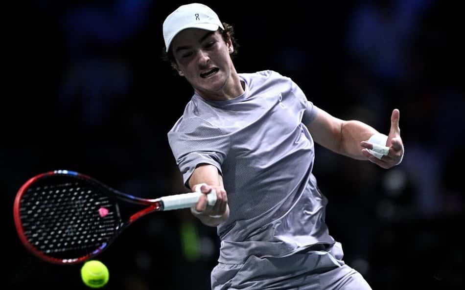 João Fonseca bate de forehand na partida contra o russo Karen Khachanov na segunda rodada de Paris (Foto: JULIEN DE ROSA / AFP)