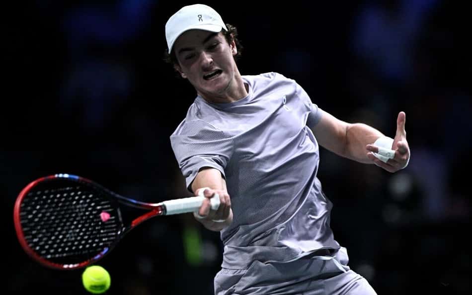 João Fonseca bate de forehand na partida contra o russo Karen Khachanov na segunda rodada de Paris (Foto: JULIEN DE ROSA / AFP)