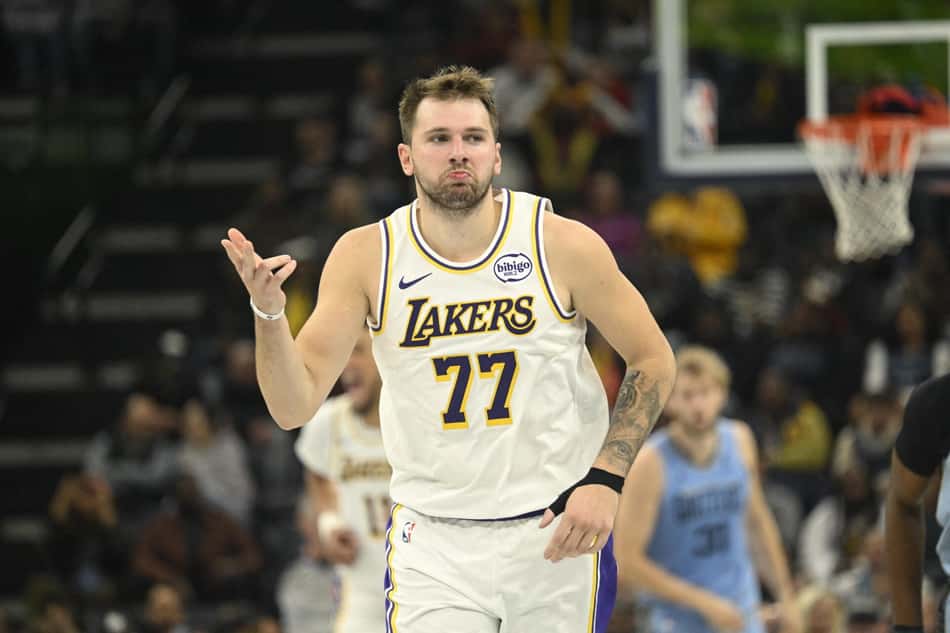 Luka Doncic na partida contra Memphis Grizzlies (Foto: Matthew A. Smith / GETTY IMAGES NORTH AMERICA / Getty Images via AFP)
