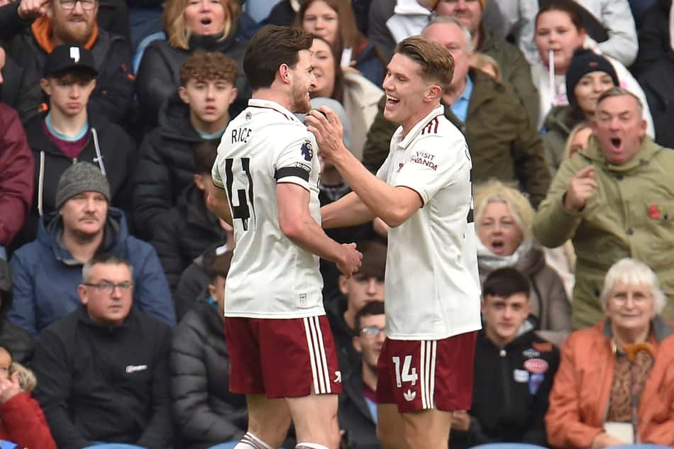 Gyokeres e Rice comemoram gol do Arsenal sobre o Burnley (Foto: PETER POWELL / AFP)