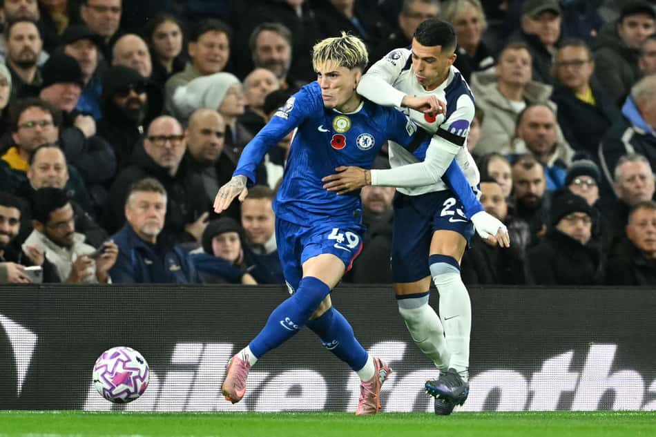 Garnacho disputa a bola com Pedro Porro em Tottenham x Chelsea (Foto: JUSTIN TALLIS / AFP)