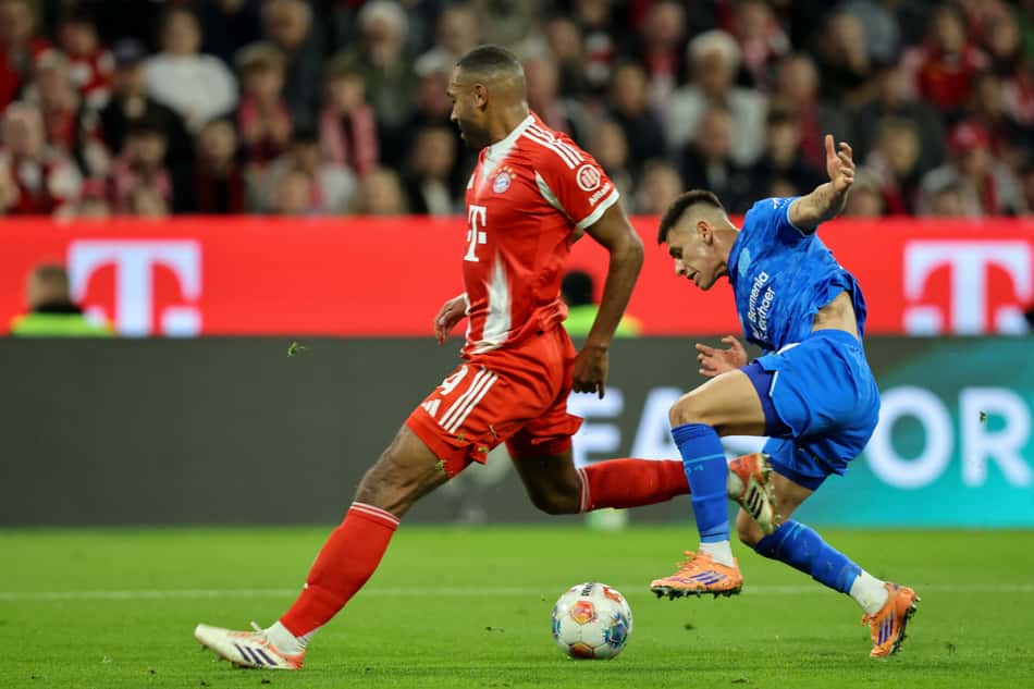 Jonathan Tah e Echeverri disputam bola em Bayern x Leverkusen (Foto: Alexandra BEIER / AFP)