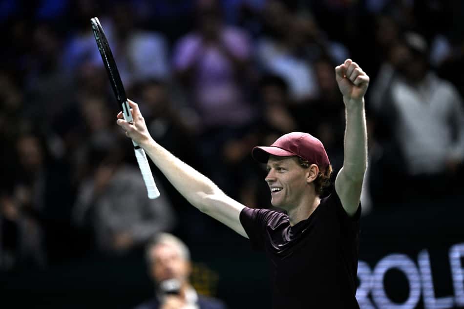 Jannik Sinner é o grande campeão do Masters 100 de Paris 2025 (Foto: JULIEN DE ROSA / AFP)