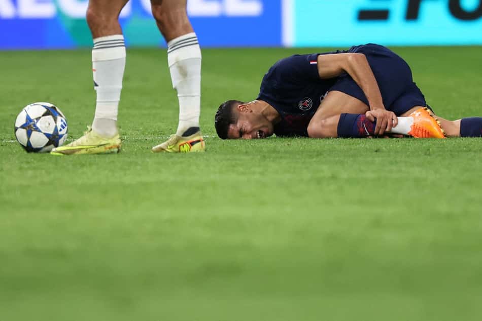 Hakimi sofreu lesão importante em PSG x Bayern (Foto: Christine POUJOULAT / AFP)