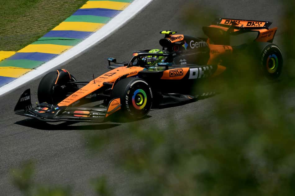 Lando Norris durante primeiro treino livre do GP de Interlagos na F1 2025 (Foto: Nelson ALMEIDA / AFP)