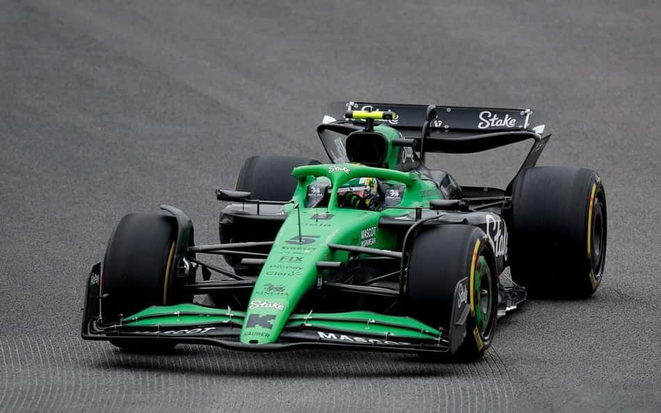Gabriel Bortoleto na manhã deste sábado em Interlagos (Foto: Miguel SCHINCARIOL / AFP)