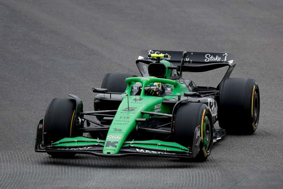 Gabriel Bortoleto na manhã deste sábado em Interlagos (Foto: Miguel SCHINCARIOL / AFP)