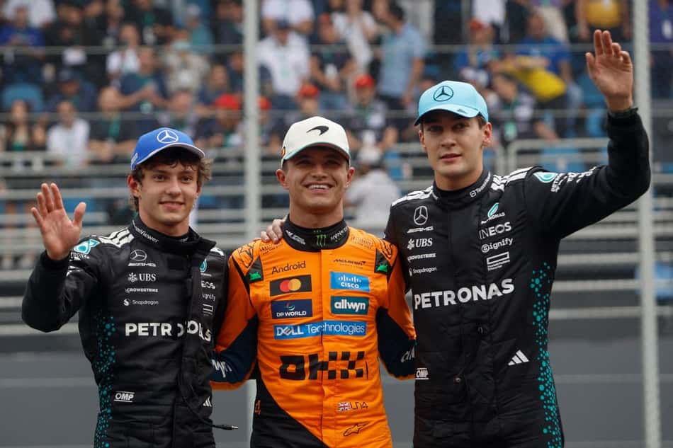 Lando Norris, ao centro, entre Kimi Antonelli e George Russell após a classificação deste sábado em Interlagos (Photo by Miguel SCHINCARIOL / AFP)