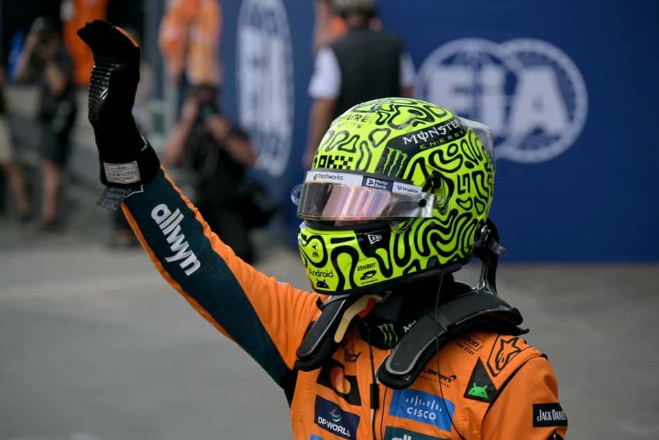 O britânico Lando Norris celebra a pole position para o GP do Brasil de Fórmula 1