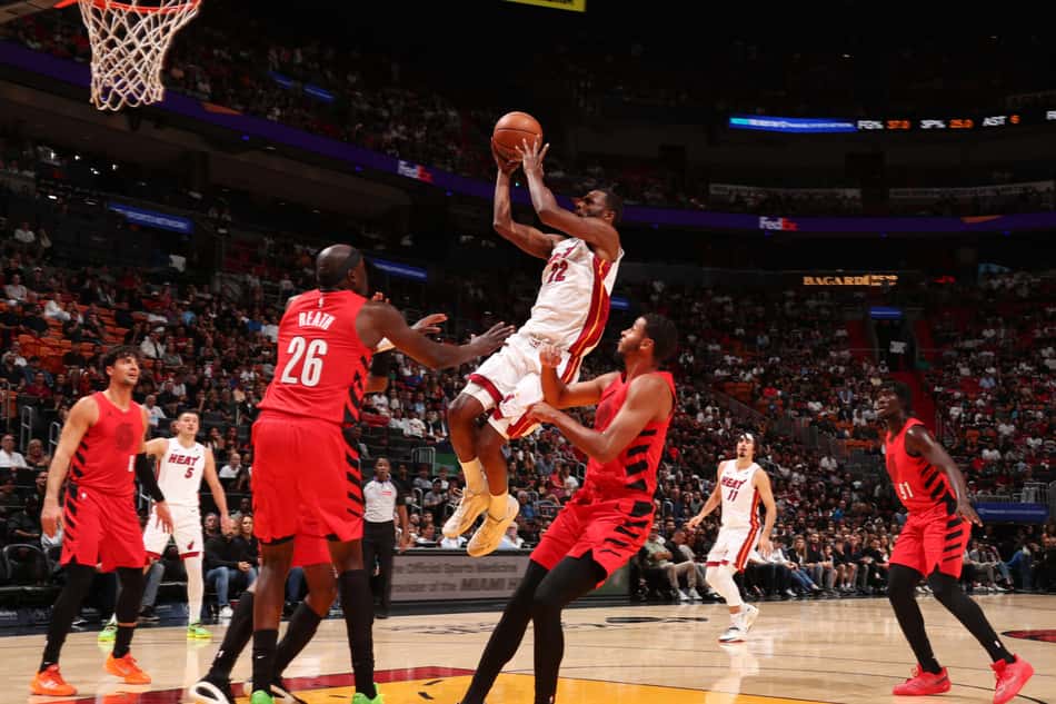 Andrew Wiggins na virada emocionante de Miami Heat x Portland Trail Blazers (Foto: Issac Baldizon / NBAE / Getty Images / Getty Images via AFP)