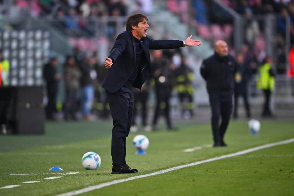 Antonio Conte durante derrota do Napoli para o Bologna (Foto: Andreas SOLARO / AFP)