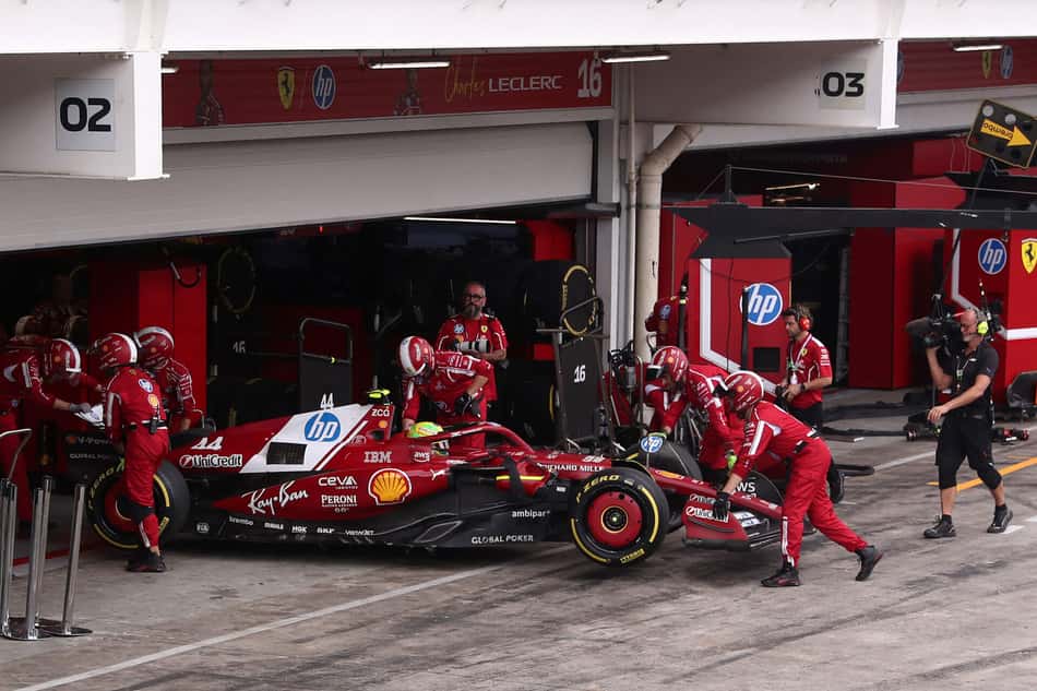 Carro de Lewis Hamilton na garagem após desistência da corrida no GP de São Paulo (JEAN CARNIEL / POOL / AFP)