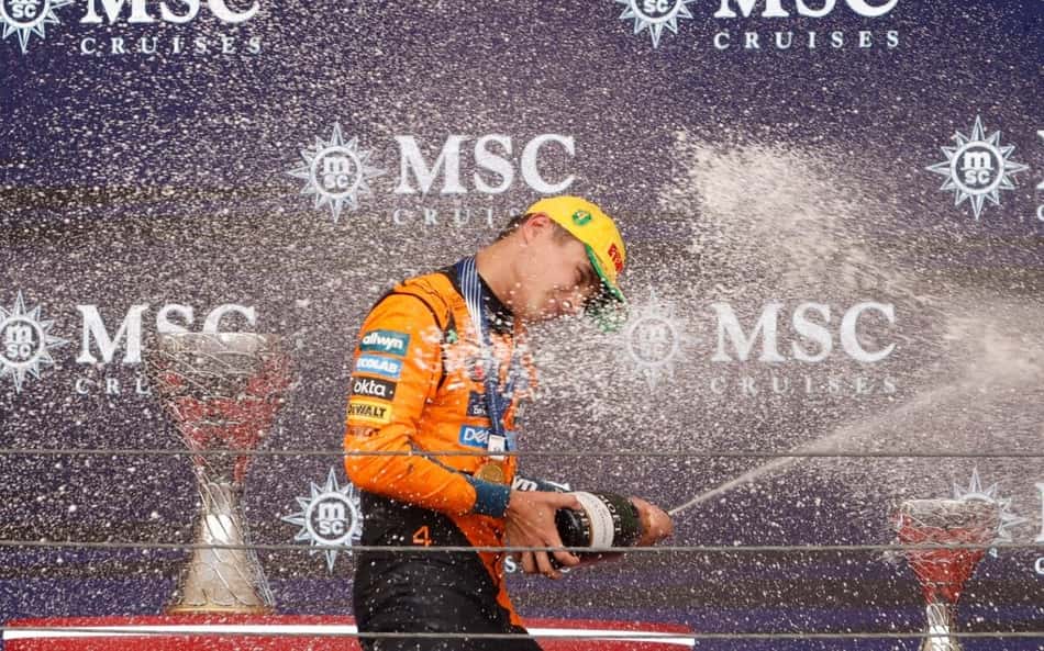 Britânico Lando Norris comemora a vitória no GP Brasil, em Interlagos (Foto: Miguel Schincariol / AFP)