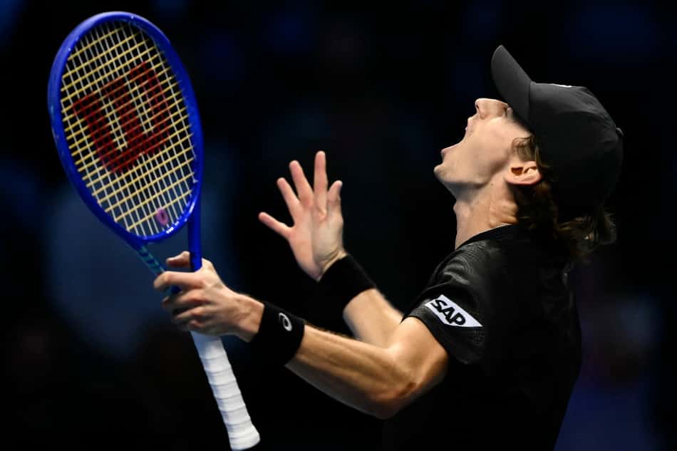 A emoção de Alex de Minaur com a vitória sobre Taylor Fritz no ATP Finals (Foto: Marco BERTORELLO / AFP)
