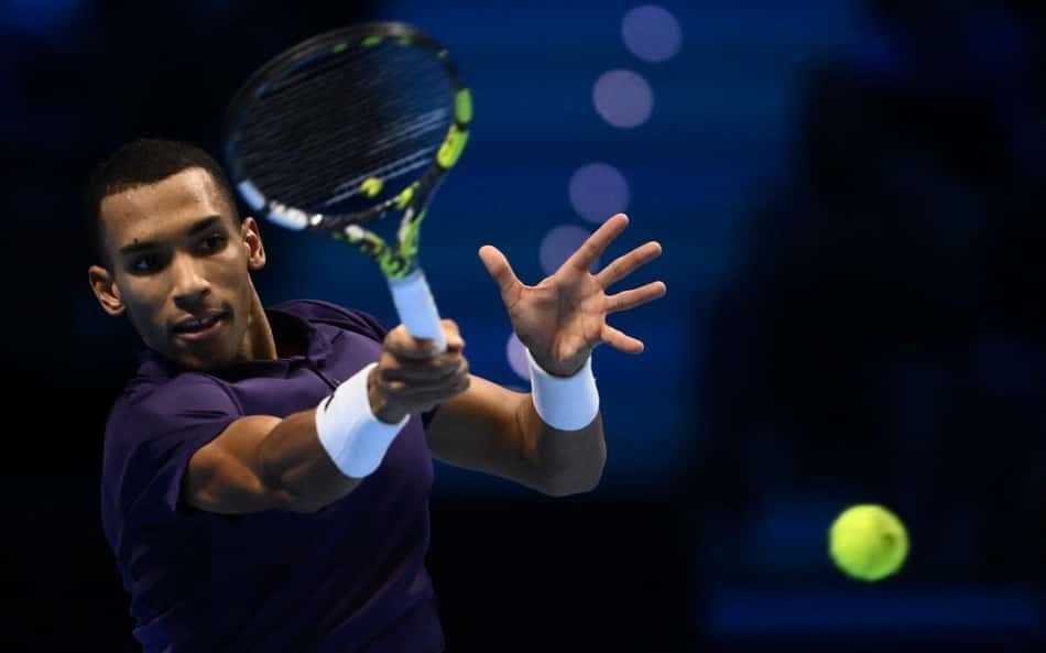O canadense Felix Auger Aliassime na vitória sobre o alemão Alexander Zverev (Foto: MARCO BERTORELLO / AFP)