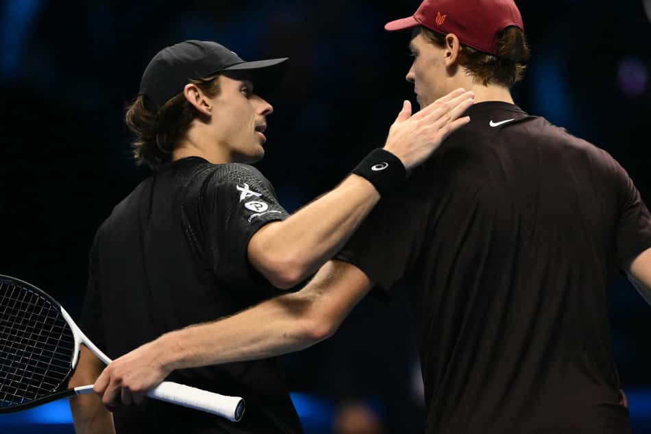 Sinner cumprimentando De Minaur após partida (Foto: Marco BERTORELLO / AFP)