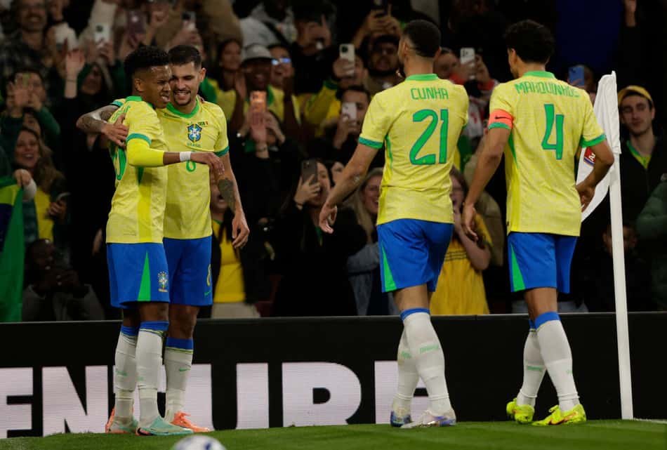 Estêvão comemora gol com Bruno Guimaraes em Brasil x Senegal (Foto: Ian Kington / AFP)