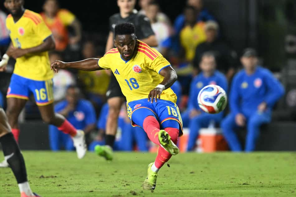 Carbonero chuta para marcar gol da Colômbia