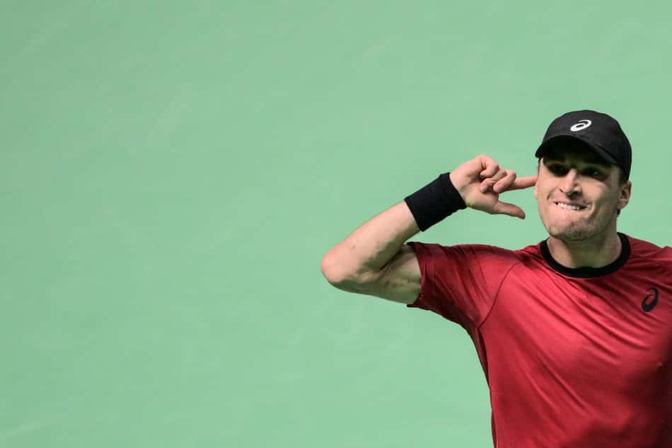 O belga Raphael Collignon comemora ponto na vitória sobre o francês Corentin Moutet (Foto: Tiziana FABI / AFP)