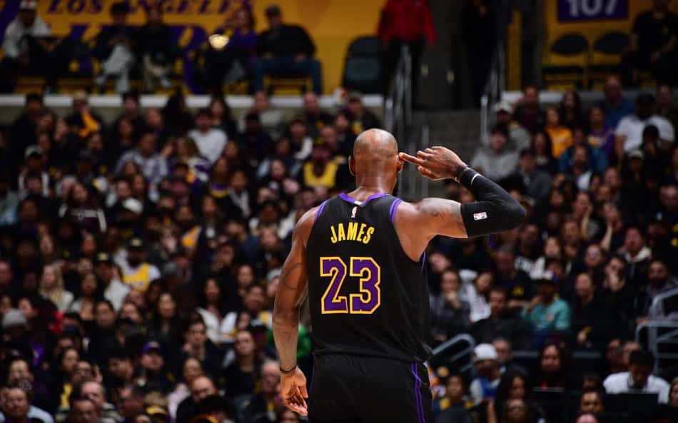 LeBron James em seu retorno da temporada 2025/26 pela partida de Los Angeles Lakers x Utah Jazz (Foto: Adam Pantozzi / NBAE / Getty Images / Getty Images via AFP)