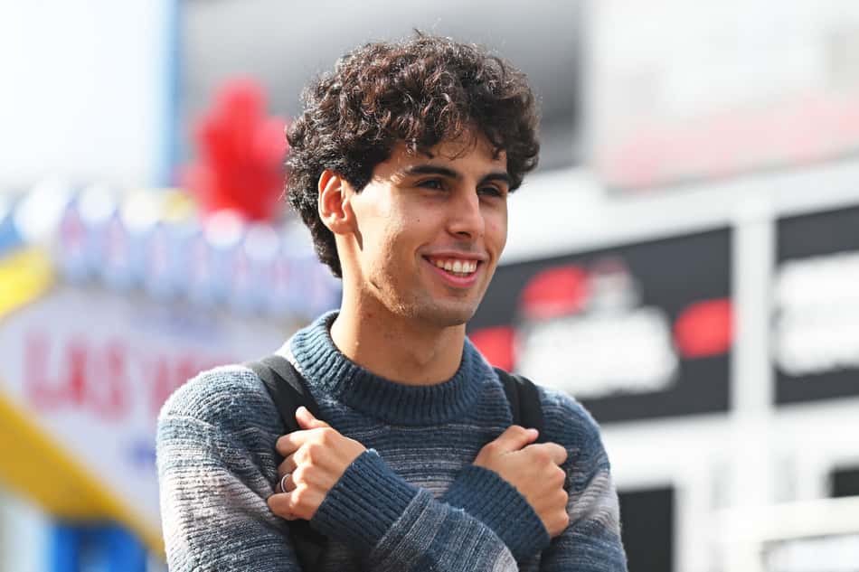 Gabriel Bortoleto chega ao GP de Las Vegas (Foto: Rudy Carezzevoli/Getty Images/AFP)