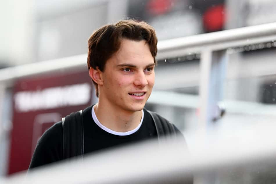 Oscar Piastri chega ao GP de Las Vegas, nos EUA (Foto: Clive Mason/Getty Images/AFP)