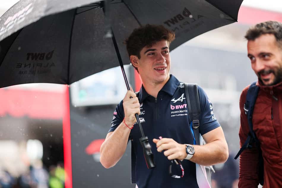 Franco Colapinto chega ao GP de Las Vegas, nos EUA (Foto: Hector Vivas/Getty Images/AFP)