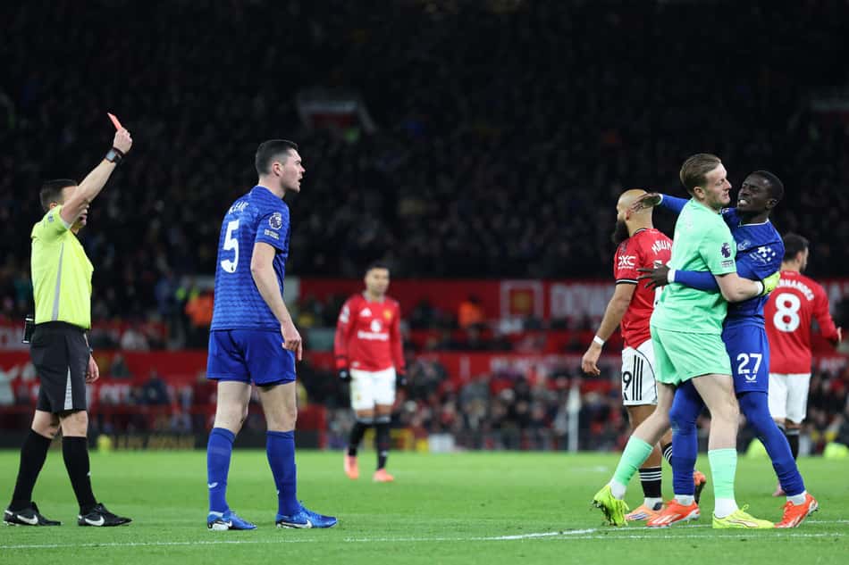 Gana Gueye foi expulso ao agredir Michael Keane (Foto: Darren Staples / AFP)