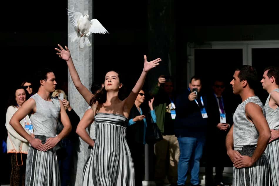 Cerimônia da Chama Olímpica de Milão-Cortina (Foto: Aggelos NAKKAS / AFP)