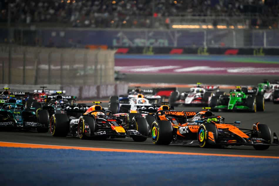 Verstappen e Norris disputam posição na sprint do GP do Catar de F1 (Foto: Mahmud Hams / AFP)